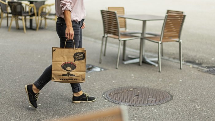 US-MEX Take-Away weglaufende Person mit Sack